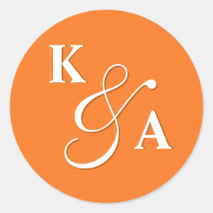 Elegant Script Bright Orange Bröllop Monogram Runt Klistermärke