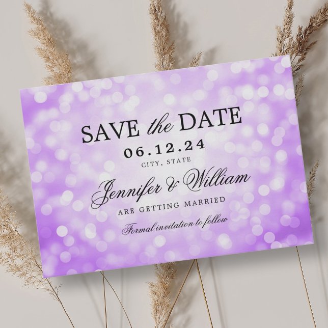 Elegant Script Bröllop Lila Bokeh Ljus Spara Datumet (Elegant Script Wedding Purple Bokeh Lights Save The Date)