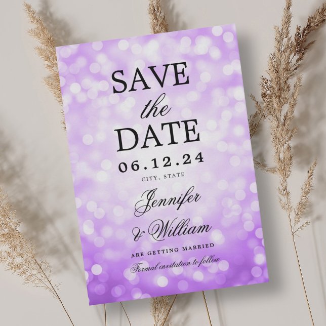 Elegant Script Bröllop Lila Bokeh Ljus Spara Datumet (Elegant Script Wedding Purple Bokeh Lights Save The Date)