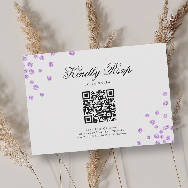 Elegant Script Bröllop QR OSA Lila Confetti Kort (Elegant Script Wedding QR RSVP Purple Confetti )