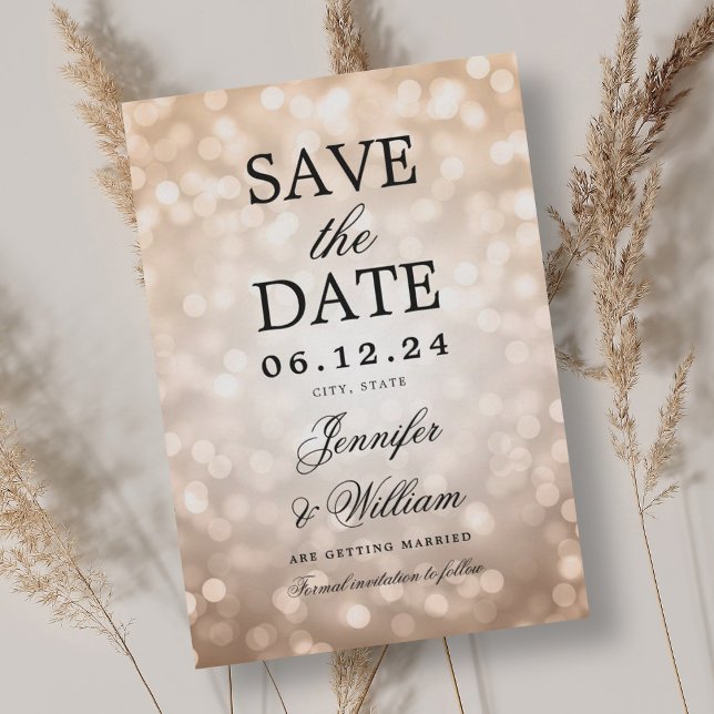 Elegant Script Bröllop Ro Guld Bokeh Ljus Spara Datumet (Elegant Script Wedding Rose Gold Bokeh Lights Save The Date)