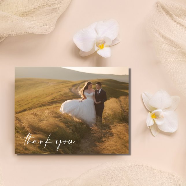 Elegant Script-budgetfoto Bröllop Tack Vykort (Elegant Script Budget Photo Wedding Thank You Postcard)