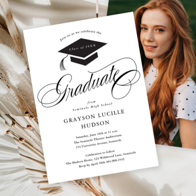Elegant Script Calligraphy Photo Studenten Inbjudningar (Simple black and white elegant script photo graduation invitation announcement.)