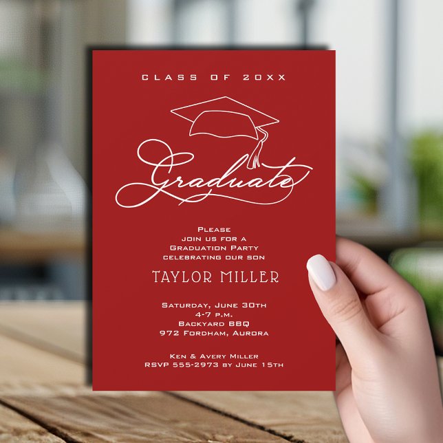 Elegant Script Cardinal Red Studenten Inbjudningar (Elegant white script and grad hat cardinal red graduation party invitations)