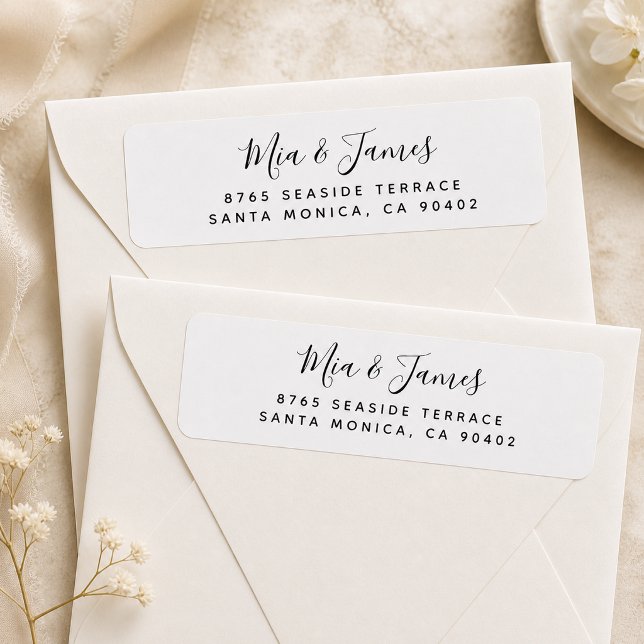 Elegant Script Couple Returadressetikett Returadress Etikett (Elegant Script Couple Return Address Label displayed on cream envelopes.)