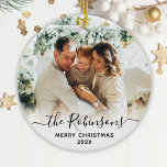 Elegant Script-familjen Namn Photo God jul Julgransprydnad Keramik<br><div class="desc">Elegant Modern Black White Hand skrev God jul "Family Namn" som fotoorange. Innehåller ett familjefoto,  calligraftext "Familj namn" i handskrivet skript,  med God jul och årligt fotoöverlägg (i svartvitt). Enkel att anpassa den. Fototips: skörd på fotot så att det får kvadratiska former innan det överförs.</div>