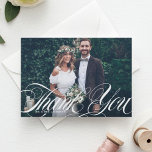 Elegant Script Flourish White Photo Bröllop Tack Kort<br><div class="desc">Tack för ditt kort för Elegant Script Flourwhite Photo Bröllop | Tack till familj och vänner för att de är en del av din speciella dag med det här anpassadet tack för ditt platta kort. Den har "tack"-skript som täcker över konst deco mönster. Du kan anpassa mönster ytterligare genom att...</div>