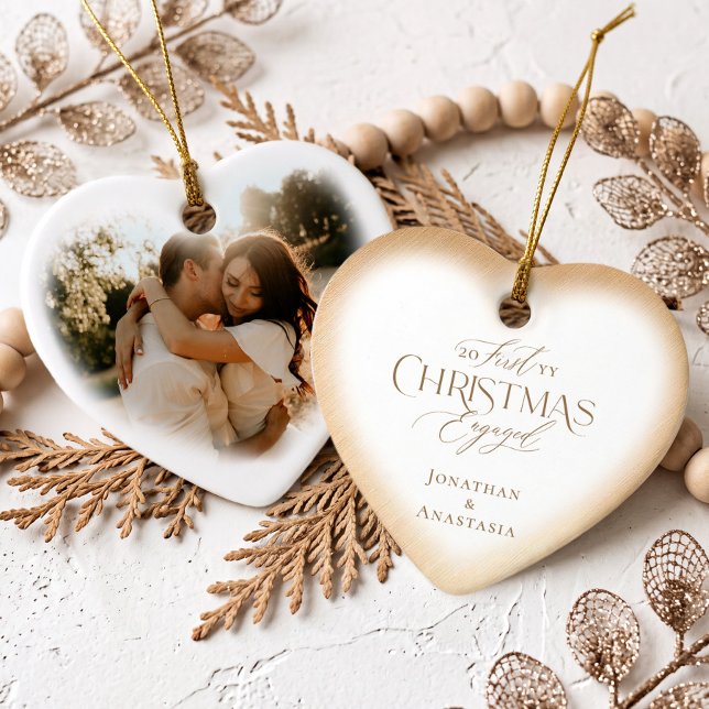 Elegant Script Första julen Förlovade Hjärta Foto Julgransprydnad Keramik (Elegant Script First Christmas Engaged Heart Photo Ceramic Ornament)