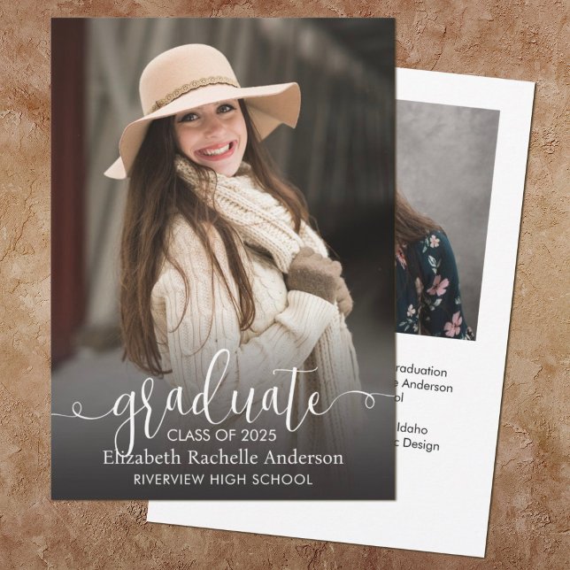 Elegant Script Foto Examen Annons Inbjudningar (Elegant script photo graduation announcement. Add a photo on the front & back. Add your grad info,)