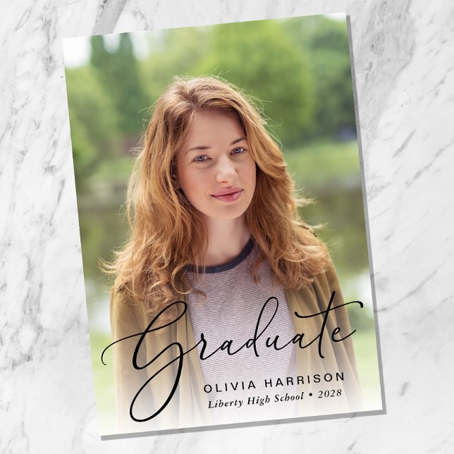 Elegant Script-fotoöverlägg Studenten Meddelande (An elegant photo graduation announcement to celebrate the graduate's achievements)