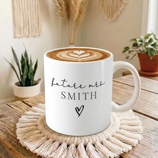 Elegant Script Framtida Fru Anpassat Efternamn Brö Kaffemugg (Elegant Minimalist Future Mrs Bridal Mug Gift | Engagement Mug Gift Future Mrs Custom Name)