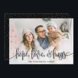 Elegant Script Fullt Photo Hope Kärlek Hugs Black Julkort<br><div class="desc">Skicka kärlek den här säsongen till din familj och dina vänner med de här moderna formaterade korten från Orabella Prints. Elegantens textövertäckning lyder "Hoppet, kärlek, & hugs" i svart över en vit övertoning grund på kortet. Baksidan har små vita snö-punkter över en svart bakgrund, som kan anpassas till vilken färg...</div>