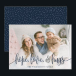 Elegant Script Fullt Photo Hope Kärlek Hugs Navy Julkort<br><div class="desc">Skicka kärlek den här säsongen till din familj och dina vänner med de här moderna formaterade korten från Orabella Prints. Elegant text överlägg: "hope, kärlek, & hugs" i marinblått över en vit övertoning grund på kortet. Baksidan har små vita snö-punkter över en marin blå bakgrund, som kan anpassas till vilken...</div>