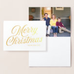 Elegant Script God jul med foto Folierat Kort<br><div class="desc">Det här eleganten innehåller ett fotokort som innehåller helgdag "God jul" i guld på framsidan. Anpassa det här kortet genom att ersätta platshållartexten i mallen för att lägga till information och ersätta exemplet/platshållarfotot med ett eget foto. Om du vill ha fler alternativ, t.ex. att ändra teckensnitt, storlek text / färg...</div>