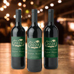 Elegant Script Grönt Guld Party Studenten Vinflaska Etikett<br><div class="desc">Elegant grönt och guld studentfest vin med märkning av "klass av" i en lagerkrans med graderingshalt och diplom,  student namn i ett högtidligt skript och "Grattisar" och deras skolnamn i modern klassisk typografi.</div>