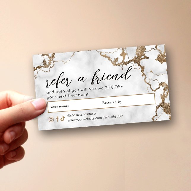 Elegant Script Guld Marmor Spa Naglar Skönhetssalo Rabattkort (Elegant gold marble Refer a Friend discount cards with fully customizable text)