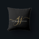 Elegant Script Guld Monogram Initialer Namn Black Kudde<br><div class="desc">En chic modern snyggt dekorativ kudde med ett svart monogram för guld med ett dramatiskt skript som börjar med dekorationer och din namn. Enkel elegans. Bakgrunden har en visuell texturerad effekt. Guld på svart.</div>
