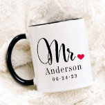 Elegant Script Heart Personligt bröllp Monogram Mugg<br><div class="desc">Personlig kaffe koppar för den nygifta Mr. och Mrs. har elegant svart manus och anpassningsbar efternamn och bröllop-datummonogramtext som kan vara personlig. Design innehåller en söt röd hjärtedetalj. Gör en underbar bröllop-gåva! Köp vår butik för den samordnande utformningen av mugg.</div>