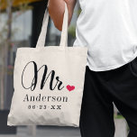 Elegant Script Heart Personligt bröllp Monogram Tygkasse<br><div class="desc">Personlig Mr. tote-väskan för den nyligen gifta brudgummen har eleganten modern svart manus och klassisk stil efternamn och bröllop-datummonogramtext som kan vara personlig. Design innehåller en söt röd hjärtedetalj. Gör en underbar bröllop-gåva till smekmånaden! Köp vår affär för att samordna fru bag-designen.</div>
