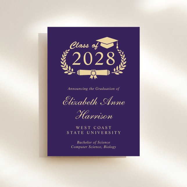 Elegant Script Lila College Graduation Party Inbjudningar (An elegant collage graduation party invitation to celebrate the graduate's achievements)