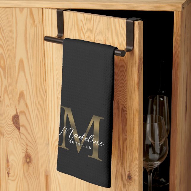 Elegant Script Metallic Black och Guld Monogram Kökshandduk (Thirds Fold)