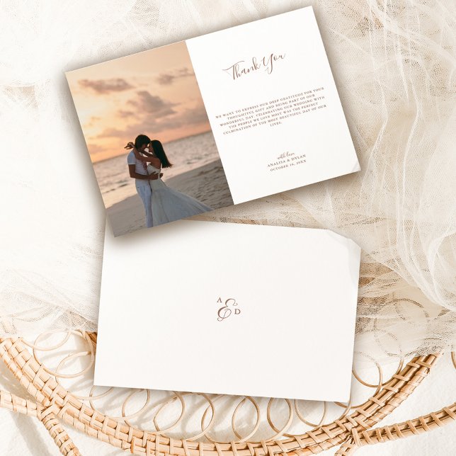 Elegant Script Mocha Monogram Bröllop Photo Tack Kort (Skapare uppladdad)