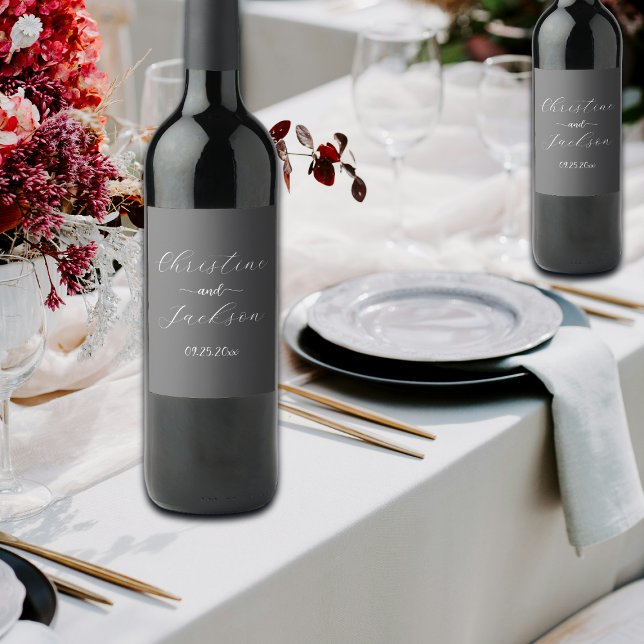 Elegant Script Mörk Grått Bröllop Vinflaska Etikett (Skapare uppladdad)