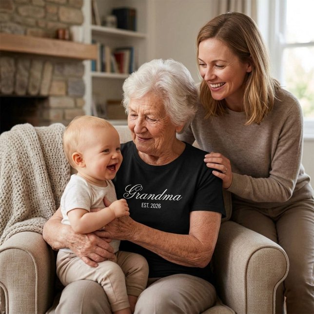 Elegant Script Ny Mormor Första Datum T Shirt (Elegant Script New Grandma Est Date T-Shirt, White Elegant Typography on a black T-Shirt)