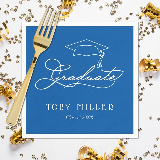 Elegant Script och Grad Cap Blue Studenten Pappersservett (White script grad cap on blue personalized graduation napkins, paper plates in our store)