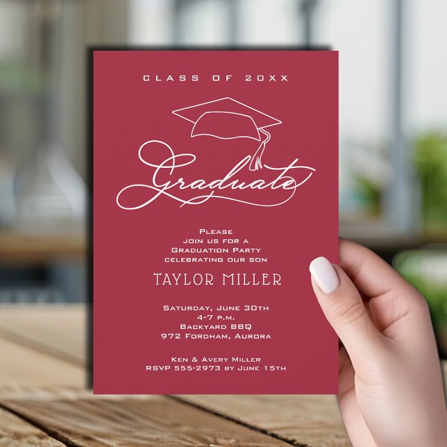 Elegant Script på Crimson Studenten Inbjudningar (Elegant white script and grad hat crimson red graduation party invitations)
