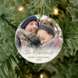 Elegant Script par Namn Photo God jul Julgransprydnad Keramik<br><div class="desc">Elegant Modern Guld White Hand skrev God jul-fotoornament med skriften "Couple Namn". Har ett familjefoto,  calligraftext "par Namn" i handskrivet skript,  med God jul och årligt fotoöverlägg (i guld och vitt). Enkel att anpassa den. Fototips: skörd på fotot så att det får kvadratiska former innan det överförs.</div>