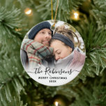 Elegant Script par Namn Photo God jul Julgransprydnad Keramik<br><div class="desc">Elegant Modern Black White Hand med skript "Couple Namn" God jul Photo Ornament. Har ett familjefoto,  calligraftext "par Namn" i handskrivet skript,  med God jul-text och årligt fotoöverlägg (i svartvitt). Enkel att anpassa den. Fototips: skörd på fotot så att det får kvadratiska former innan det överförs.</div>