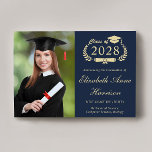 Elegant Script Photo Blue Guld College Graduation Meddelande<br><div class="desc">Modern mörk blått universitetsexamen med "klass av" i ett ljus guld illustration av lagerkrans med en graderingshäftare och diplom,  ett foto av student och deras namn i ett elegant ljust guld-skript. Lägg till deras skola,  stora,  ära eller framtida planer.</div>