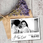 Elegant Script Photo Bröllop spara datum Meddelande Vykort<br><div class="desc">Vår Elegant Script Photo Bröllop spara datum Postcard är ett snyggt sätt att tillkännage din speciella dag med lite sofistikering. Framsidan av vykortet har ett vackert skript med texten "Spara datum", och ditt favoritfoto på förlovningen går i mitten av scenen, vilket utesluter värme och lycka när du och din partner...</div>