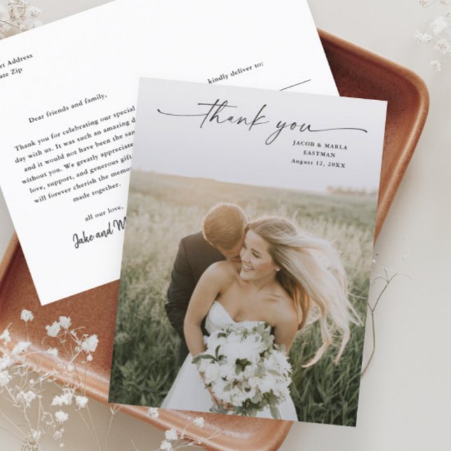 Elegant Script Photo Bröllop Tack Vykort (Elegant Script Photo Wedding Thank You Postcard with modern handwritten script typographic overlay.)