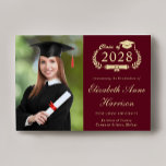 Elegant Script Photo Burgundy College Gradusion Meddelande<br><div class="desc">Modern studentexamen i rött högskoleexamen med "klass av" i ett lätt guld illustration av lagerkrans,  en graderingshål och ett diplom,  ett foto av student och deras namn i ett elegant ljust guld-skript. Lägg till deras skola,  stora,  ära eller framtida planer.</div>