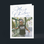 Elegant Script Photo God jul Helgkort<br><div class="desc">Modern jokertecken med ett enkelt och minimalt format med "God jul" i ett blått skript i eleganten tillsammans med din familj namn ovanför din favoritruta bild. Insidan har en fotokollage som består av tre lodräna bilder tillsammans med ditt personlig-meddelande.</div>