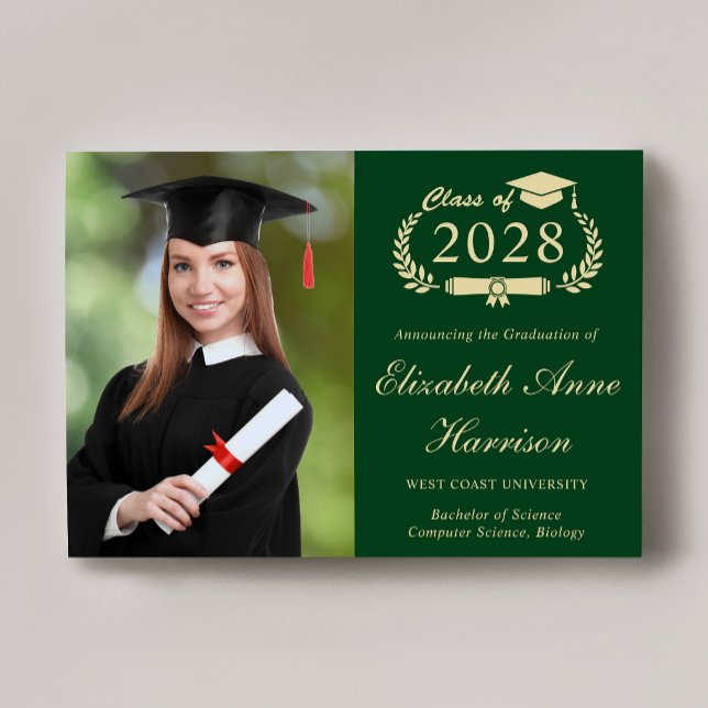 Elegant Script Photo Grönt College Graduation Meddelande (An elegant college graduation announcement to celebrate the graduate's achievements)