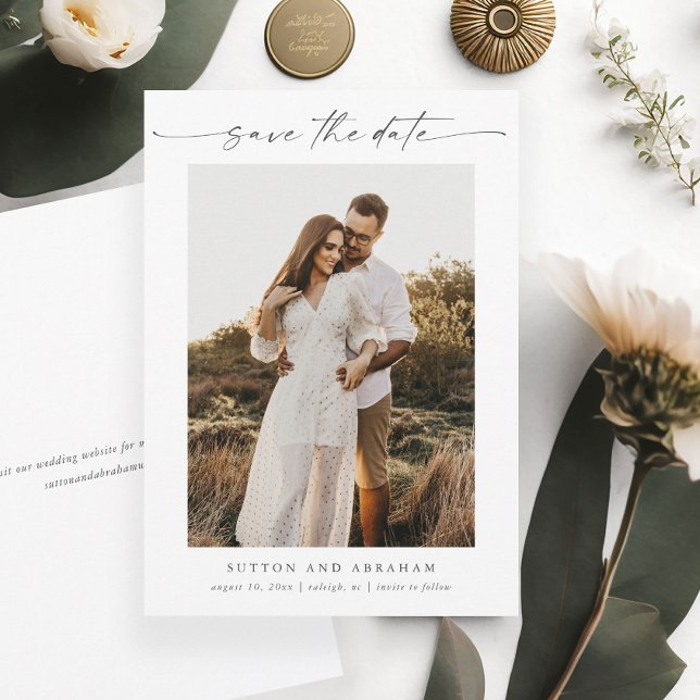 Elegant Script Photo Minimal Bröllop Spara Datumet (Am elegant minimalist photo wedding save the date with modern handwritten script typography.)