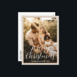 Elegant Script Photo Modern jul Helg Vykort<br><div class="desc">Modern vykort för fotojul med en enkel och minimal design med "God jul" i ett skript för elegant över bild som du föredrar och omgiven av ett netural ljusbeige gräns. På framsidan finns ett övertäckt övertoning för att texten ska kunna stå ut, vilket kan tas bort i designredigeringen i verktyg...</div>
