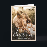 Elegant Script Photo Modern jul Helgkort<br><div class="desc">Modern julkort med ett enkelt och minimalt format med "God jul" i ett skript för elegant över bild som du föredrar och som omges av ett netural ljusbeige gräns. På framsidan finns ett övertäckt övertoning för att texten ska kunna stå ut, vilket kan tas bort i designredigeringen i verktyg om...</div>