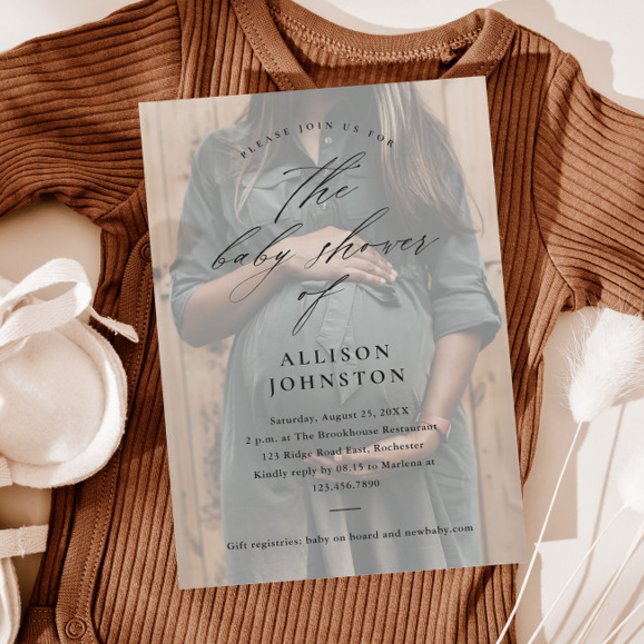 Elegant Script Photo Overlay Baby Shower Inbjudningar (Elegant script photo overlay baby shower invitations.)