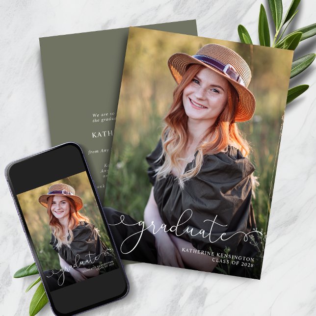 Elegant Script Photo Sage Grönt Studenten Meddelande (Elegant Script Photo Sage Green Graduation Announcement with Instant Download)
