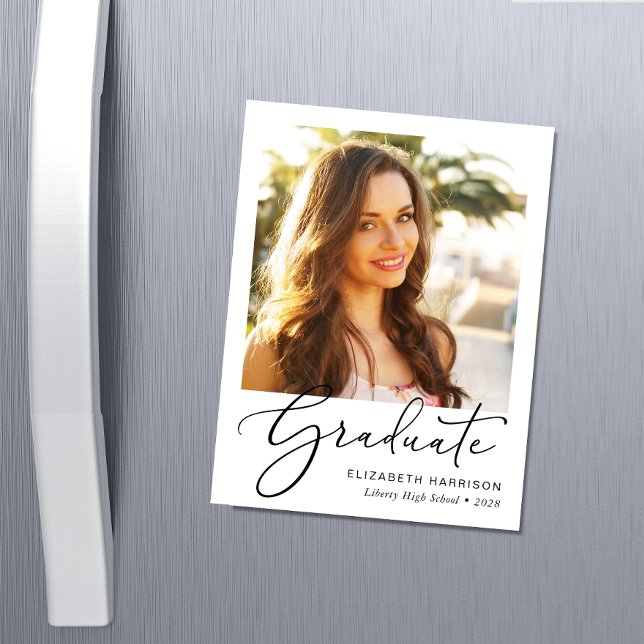 Elegant Script Photo Studenten Magnet (An elegant photo graduation announcement magnet to celebrate the graduate's achievements)