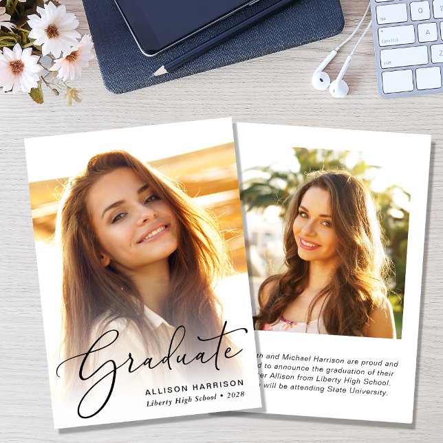 Elegant Script Photo Studenten Meddelande (An elegant photo graduation announcement to celebrate the graduate's achievements)