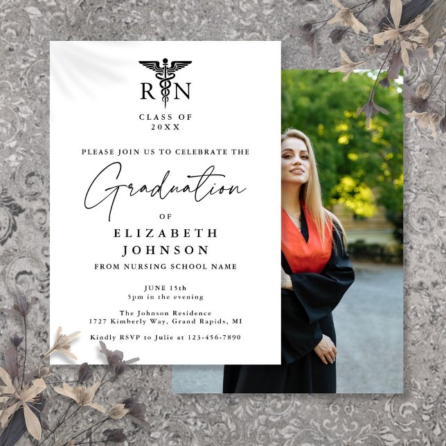 Elegant Script RN Sjuksköterska Foto Examen Fest Inbjudningar (Elegant Script RN Nursing Photo Graduation Party Invitation)
