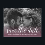 Elegant Script Spara datum Förlovningsfoto Meddelande Vykort<br><div class="desc">Det här rustika fotokortet för "save the date" har elegant skrivstil och modern typografi. Fotot tonar ut på en vinröd bakgrund. Du kan enkelt anpassa detta kort med detaljer om ditt kommande bröllop, din förlovningsbild och ett personligt meddelande på baksidan. Om du behöver hjälp eller matchande föremål, vänligen kontakta oss...</div>