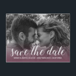 Elegant Script Spara datum Förlovningsfoto Meddelande Vykort<br><div class="desc">Det här rustika fotokortet för "save the date" har elegant skrivstil och modern typografi. Fotot tonar ut på en vinröd bakgrund. Du kan enkelt anpassa detta kort med detaljer om ditt kommande bröllop, din förlovningsbild och ett personligt meddelande på baksidan. Om du behöver hjälp eller matchande föremål, vänligen kontakta oss...</div>