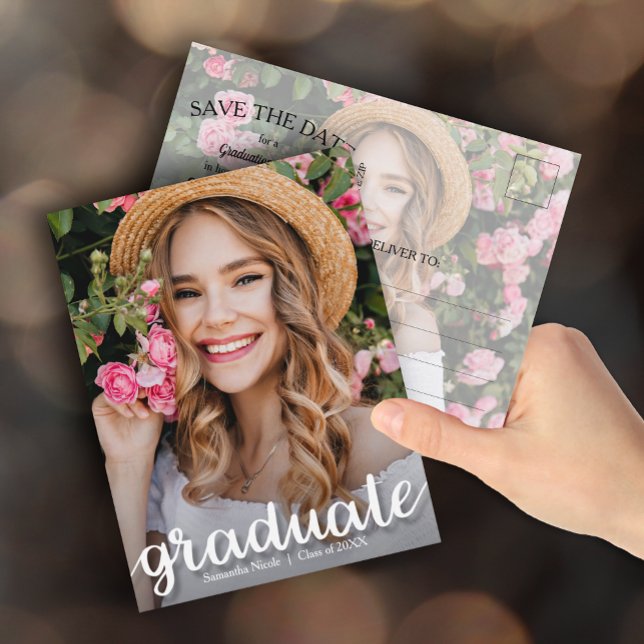 Elegant Script Studenten SPARA DATUM Vykort (Photo graduation Save the Date postcards feature your details on the back)