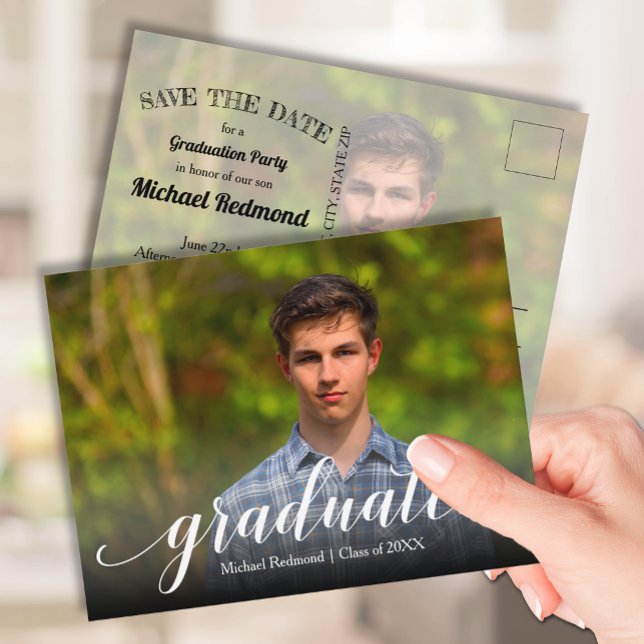 Elegant Script Studenten SPARA DATUM Vykort (Photo graduation Save the Date postcards feature your details on the back)